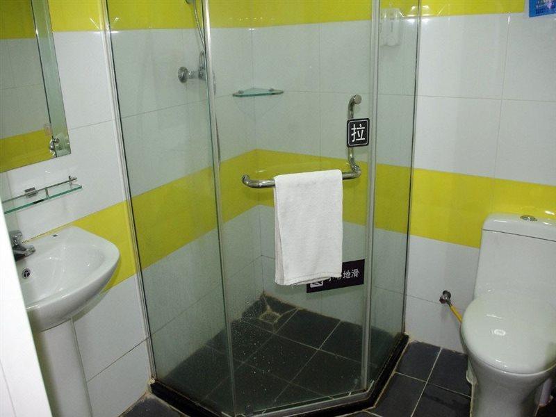 7 Days Inn Yangjiang Xinyue International Studio Екстер'єр фото